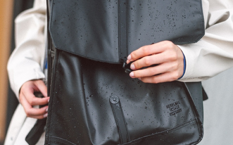 Review thực tế balo chống nước Herschel City Weather Resistant sau những ngày đi mưa 5