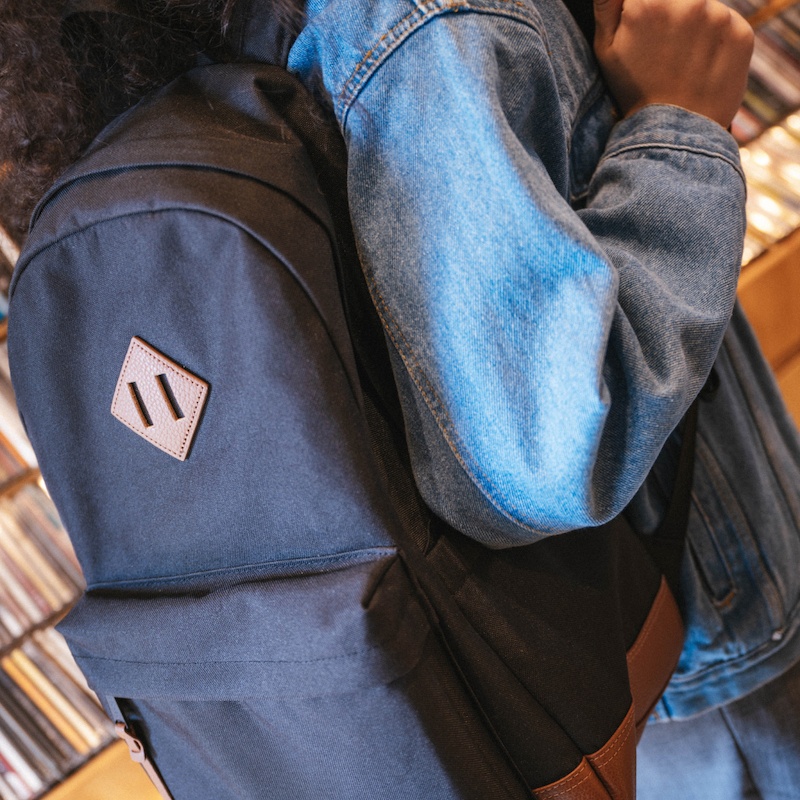 Balo đen trơn Herschel Heritage TM đơn giản nhưng ứng dụng cao 3