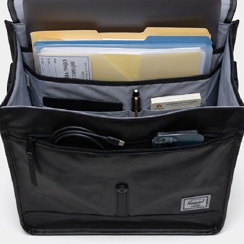 Trên tay balo nữ đựng laptop Herschel City Weather Resistant 4