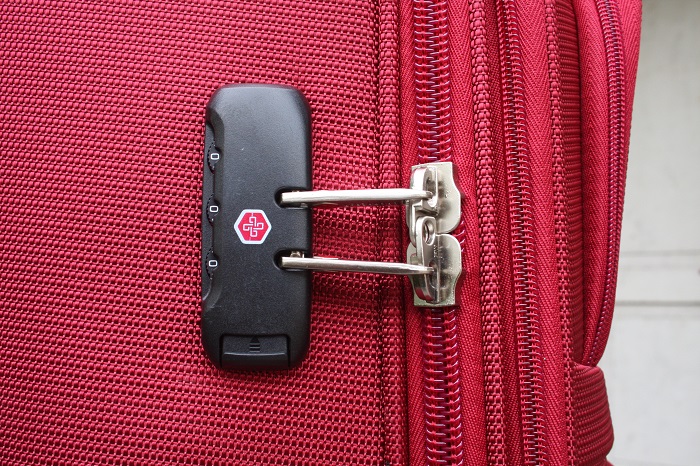 Các cách khóa vali phổ biến, đảm bảo an toàn và hướng dẫn chi tiết 2