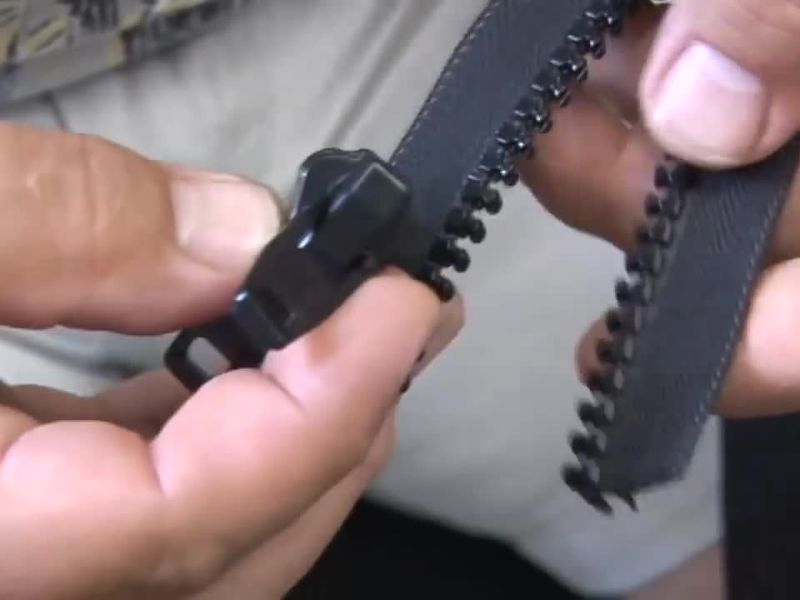 Cách sửa dây kéo balo bị hư khi bị kẹt, tuột răng 6