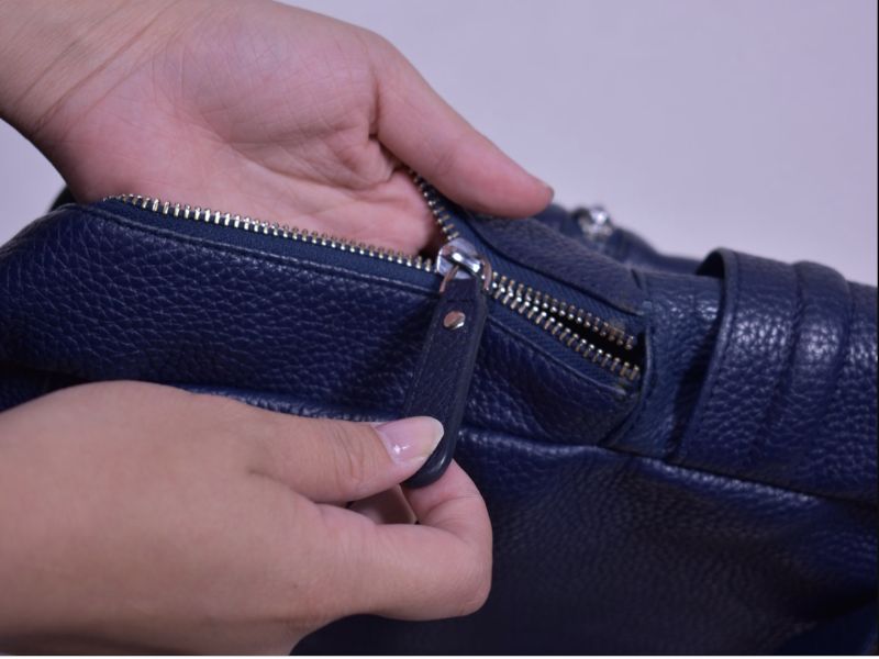 Cách sửa dây kéo balo bị hư khi bị kẹt, tuột răng 2