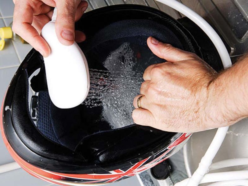 Cách vệ sinh mũ bảo hiểm giúp hết mùi hôi và bền lâu 3