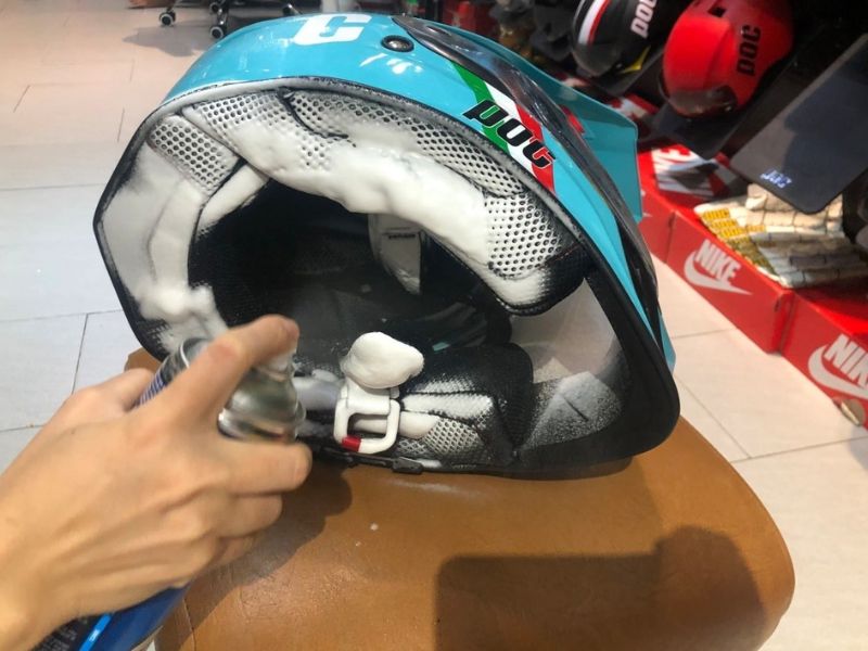 Cách vệ sinh mũ bảo hiểm giúp hết mùi hôi và bền lâu 2