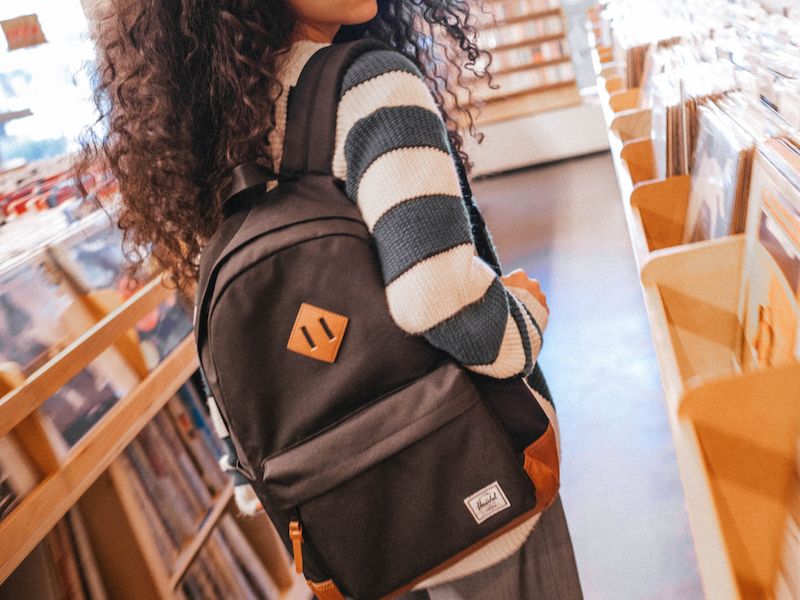 Cặp đi học màu đen cho học sinh cấp 2: Gọn nhẹ và tiện dụng 3