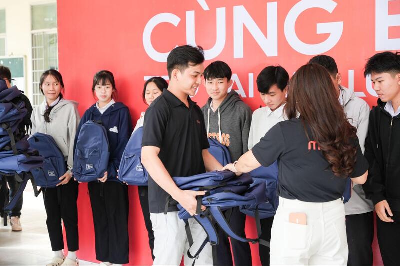 Cùng em trở lại sau lũ 2025 – Hành trình trao 1.000 balo tại 4 điểm trường Đắk Lắk 8