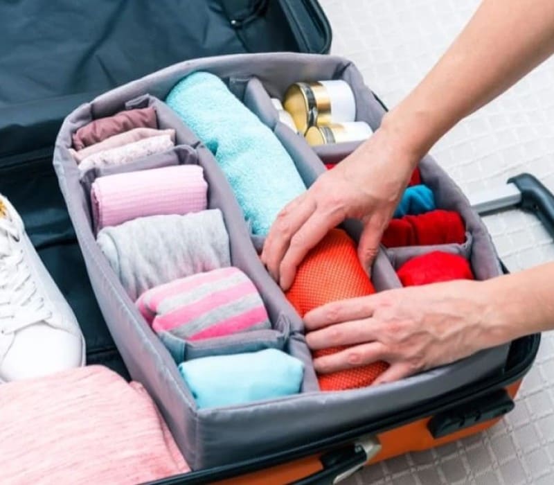 Hướng dẫn cách gấp quần áo gọn vào vali chi tiết nhất 2025