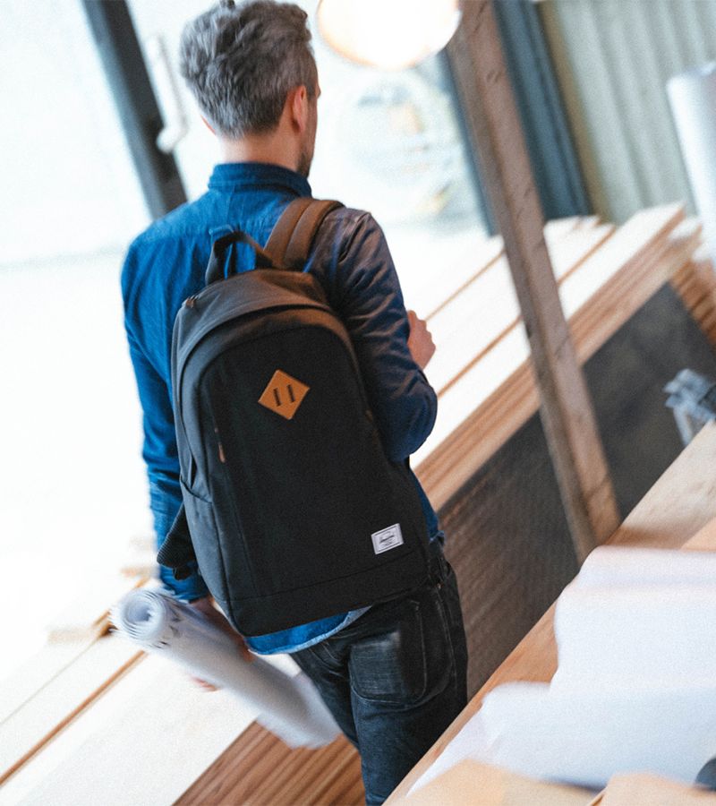 8 mẫu balo đen nam thiết kế hiện đại, dễ phối đồ 7