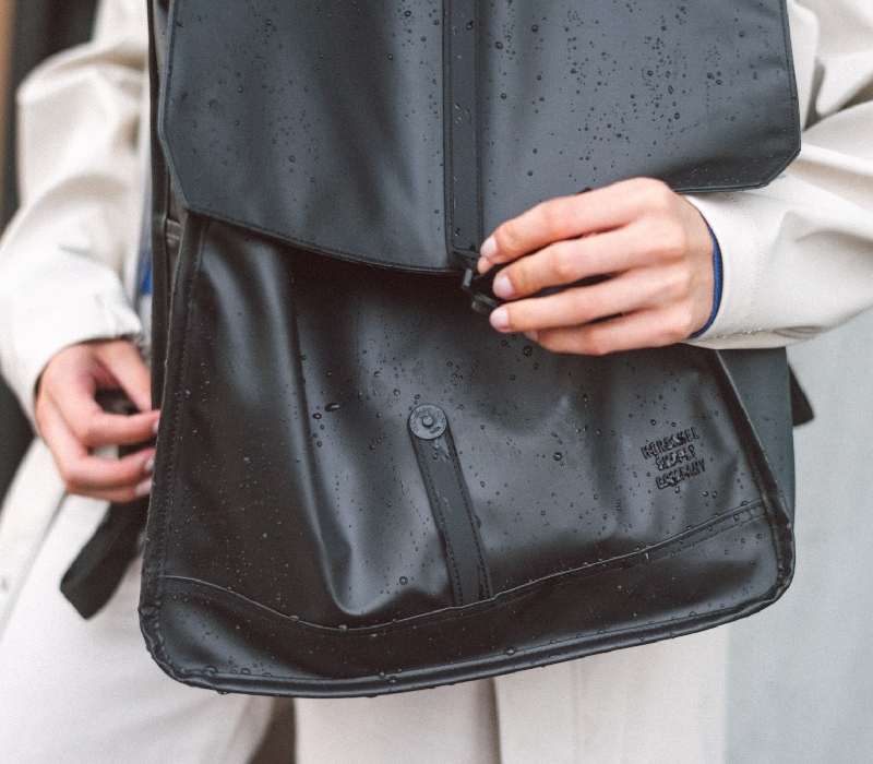 Review thực tế balo chống nước Herschel City Weather Resistant sau những ngày đi mưa