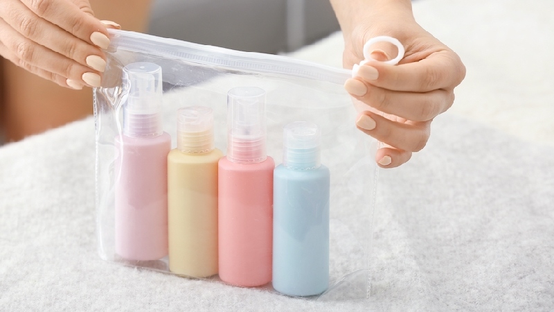 Tại sao không được mang nước lên máy bay? Sự thật đằng sau 2
