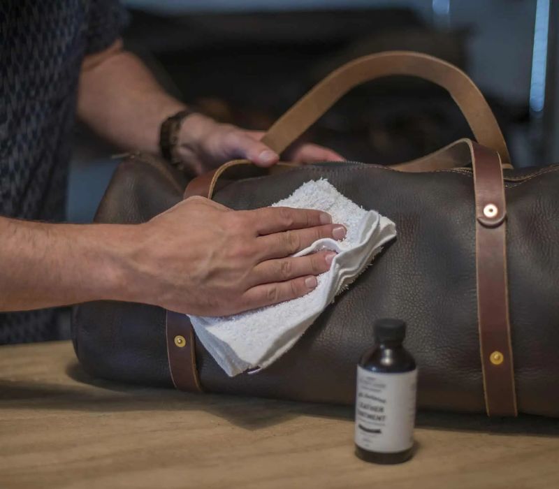 Tổng hợp 11+ cách vệ sinh túi da tại nhà hiệu quả trong 5 phút