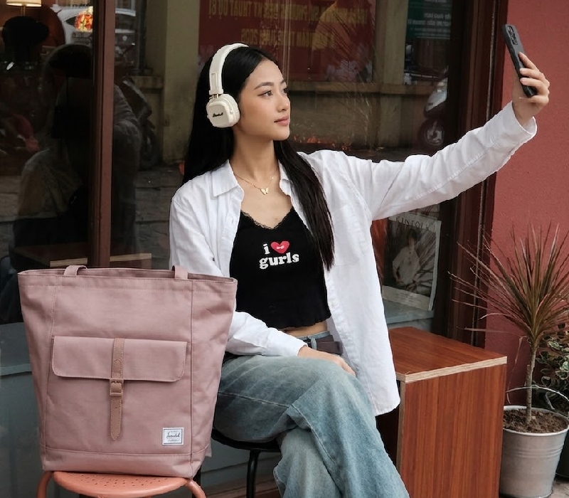 Top 4 túi tote hồng ngọt ngào giúp outfit nổi bật hơn
