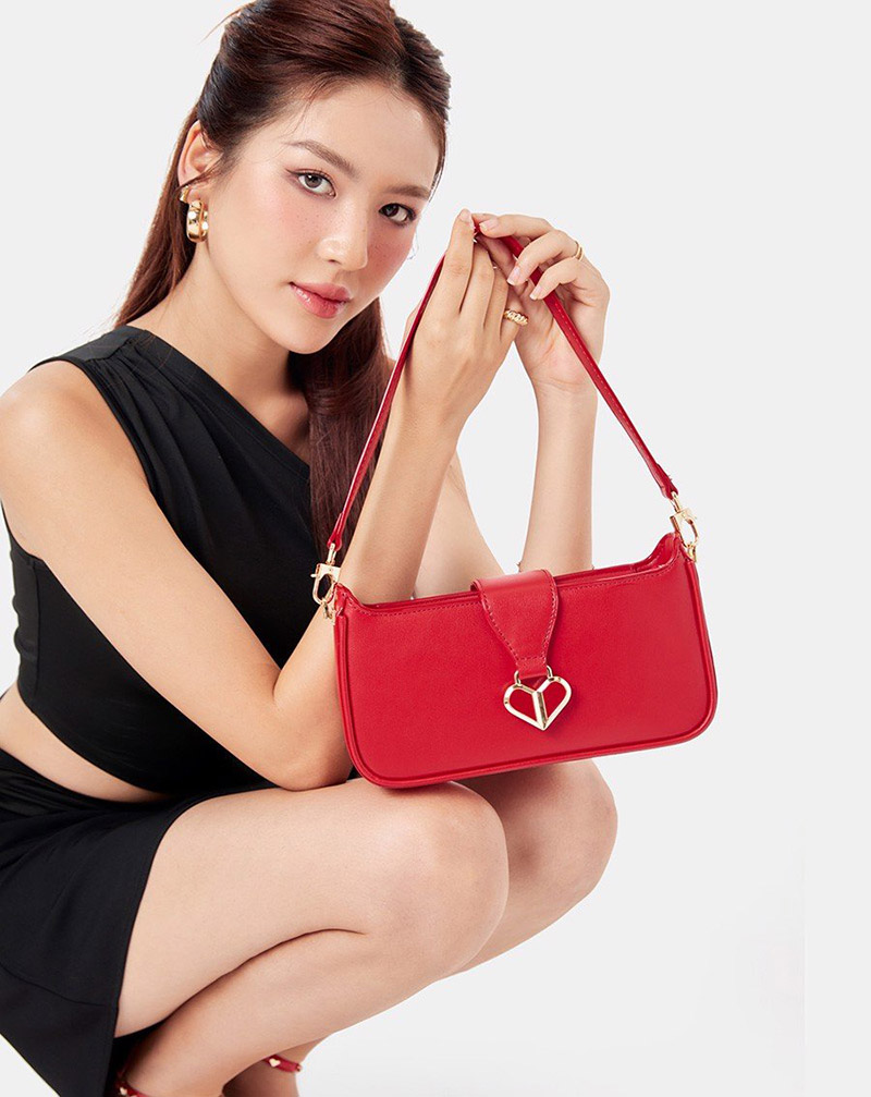 10+ mẫu túi đeo chéo màu đỏ thời trang và sành điệu dành cho phái đẹp 4