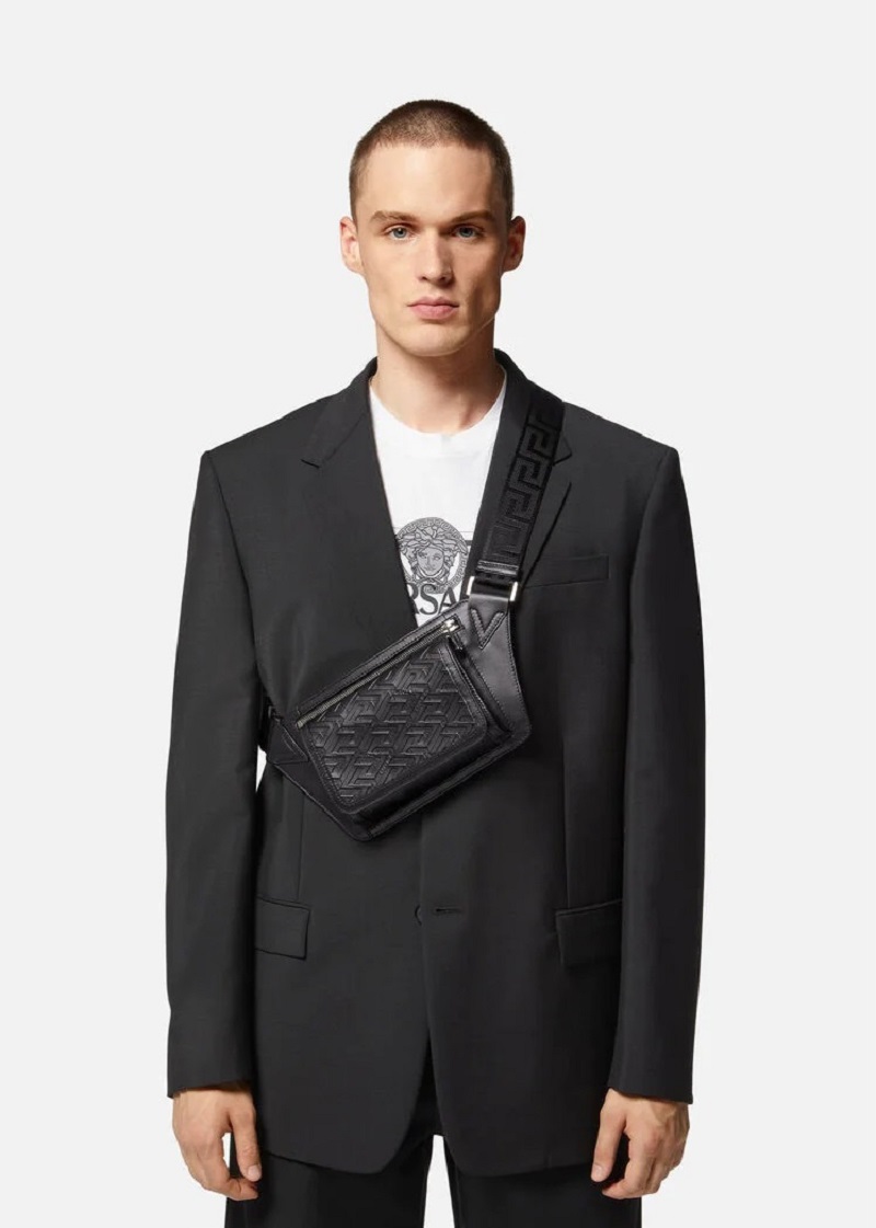 Mẫu túi đeo chéo Versace nam nào đang bán chạy và được ưa chuộng? 7