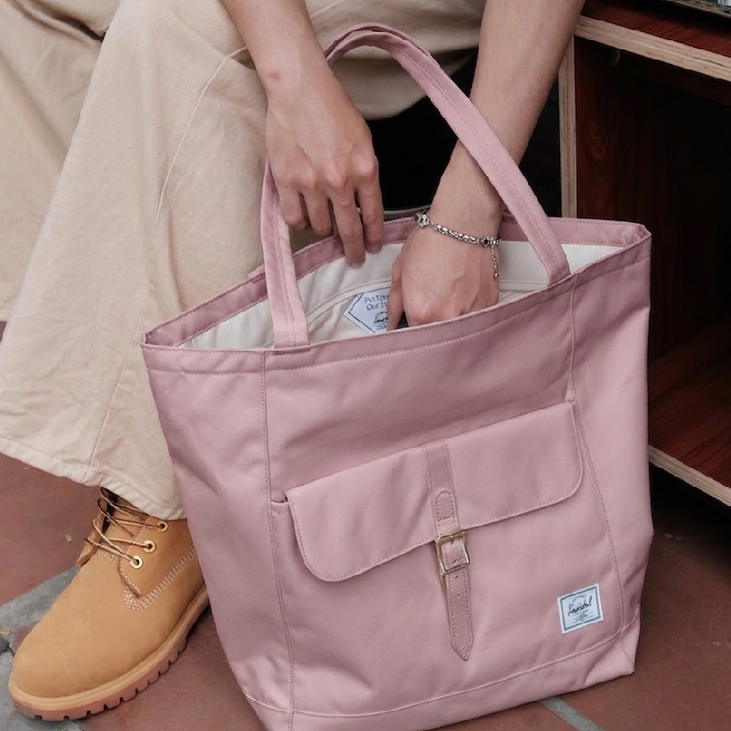 Top 4 túi tote hồng ngọt ngào giúp outfit nổi bật hơn 6