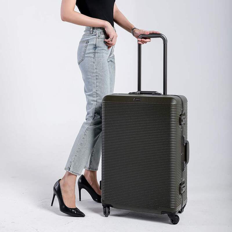 Tham khảo 8 chiếc vali du lịch size 28 thiết kế đẹp mắt và thời thượng 7