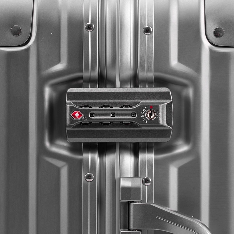 Vali kéo khóa sập là gì? Trải nghiệm thật với Pisani XR15 3