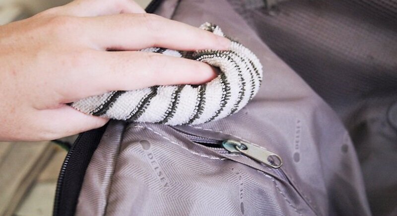 Các bước vệ sinh vali vải tại nhà giúp bạn tiết kiệm chi phí 5