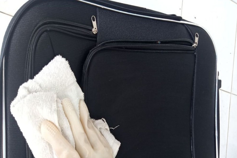 Các bước vệ sinh vali vải tại nhà giúp bạn tiết kiệm chi phí 6